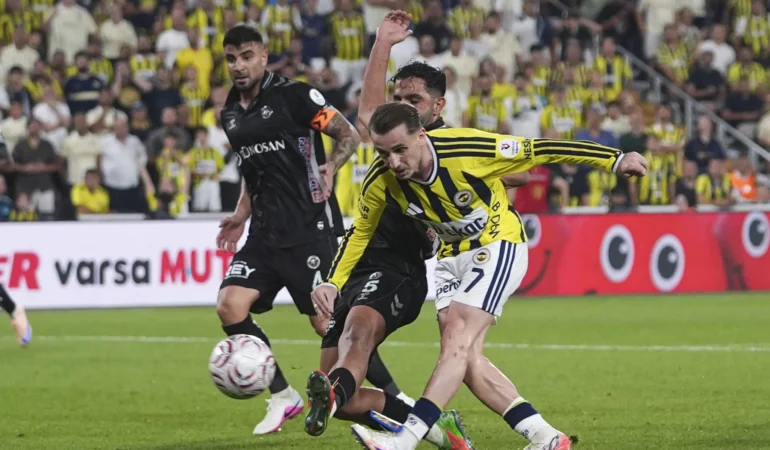 Fenerbahçe'de yürekler ağza geldi! Kerem Aktürkoğlu sedyeyle çıktı