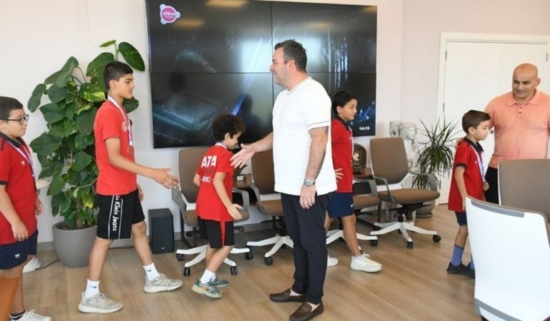 Kuşadalı genç güreşçilerden Başkan Tahsin Demirtaş'a ziyaret