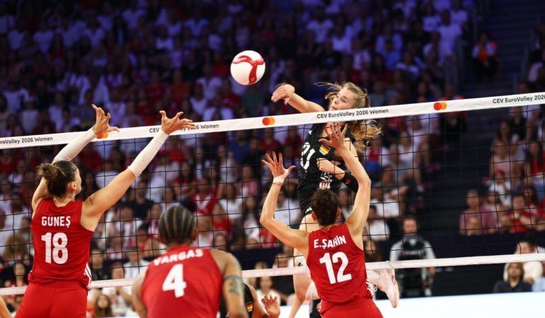 Millilerden CEV Avrupa Şampiyonası'nda 4'te 4