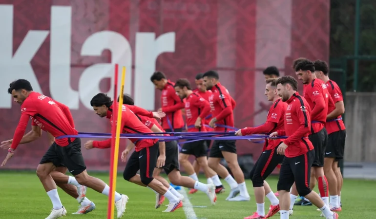 A Milli Futbol Takımı, Bursa’da oynanacak İtalya maçı için hazırlıklara başladı; Orkun Kökçü takımdan ayrı çalıştı