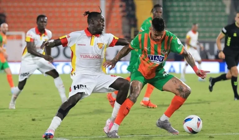 Alanyaspor-Göztepe karşılaşmasında ilk düdük çaldı