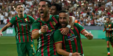 Amedspor-kutlamalarinda-havai-fisekler-yangin-cikardi-1-itfaiye-eri-yaralandi-featured