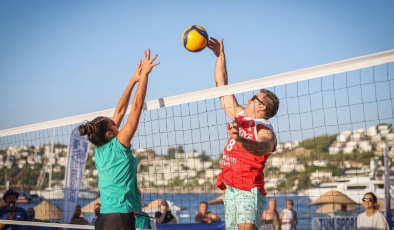Bodrum'da plaj voleybolu coşkusu: Kupalar sahiplerini buldu