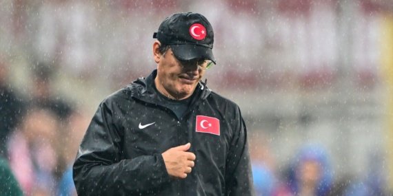 Bursa-ayaga-kalkti-Montella-ve-TFF039ye-istifa-cagrisi-featured