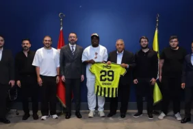 Emenike039den-Fenerbahce039ye-ziyaret-quotBiz-kocaman-bir-aileyizquot-featured
