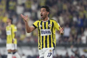 Fenerbahce-Besiktas-derbisinde-Irfan-Can-Kahveciye-buyuk-sok-Taraftarlar-sahada-islikladi-featured