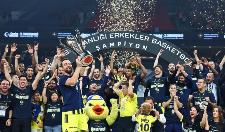 Fenerbahçe, kupayı kaldırdı