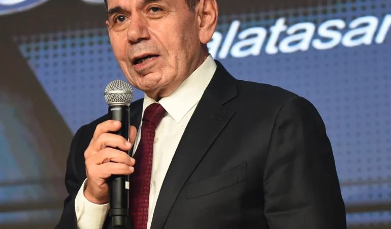 Galatasaray Başkanı Dursun Özbek transferlerin neden geciktiğini açıkladı ve mali planlamaya dikkat çekti