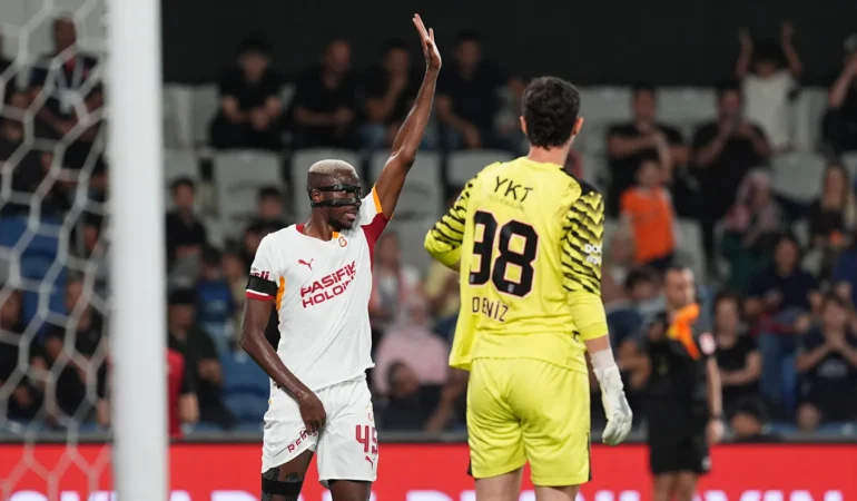 Galatasaray'da Victor Osimhen 32. dakikada sakatlanarak oyundan çıktı: MR sonucu bekleniyor
