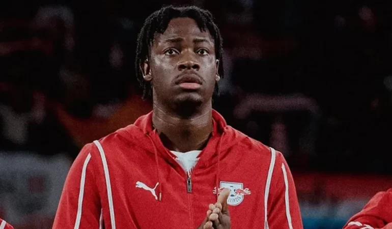 Galatasaray'ın yeni yıldızı İstanbul'da! Uçağı geciktiren olayın ardından gelen dev stoper kim?