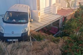 Geri-manevra-yapan-otomobil-yazlik-evin-verandasina-dustu-featured