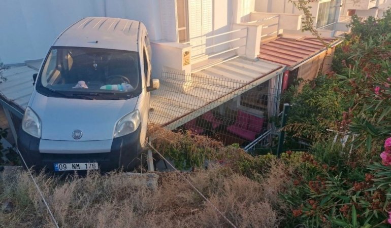 Geri manevra yapan otomobil yazlık evin verandasına düştü