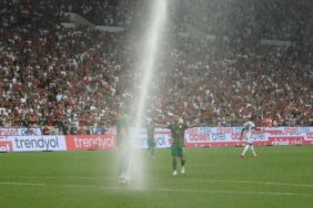 Mac-oynanirken-saha-sulandi-Amed-Besiktas-karsilasmasinda-ilginc-anlar-featured