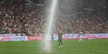 Mac-oynanirken-saha-sulandi-Amed-Besiktas-karsilasmasinda-ilginc-anlar-featured