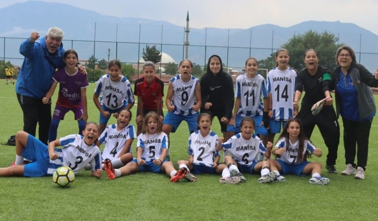 Manisa’nın kızlarından tarihi başarı: Türkiye üçüncüsü oldular!