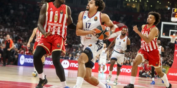Anadolu-Efes-Kizilyildiz-deplasmaninda-kaybetti-Mike-James-sakatlanarak-sedyeyle-cikti-featured