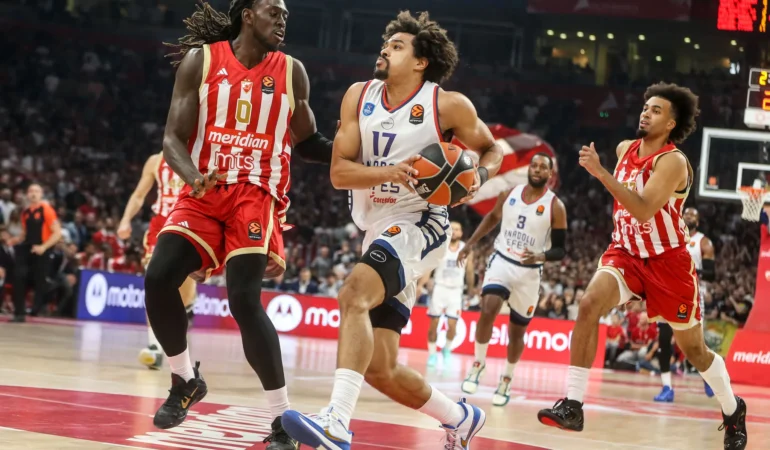 Anadolu Efes, Kızılyıldız deplasmanında kaybetti! Mike James sakatlanarak sedyeyle çıktı
