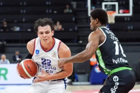 Anadolu-Efes-Yukatel-Denizli-Basket039i-85-76-maglup-etti-Saric039in-18-sayisiyla-ligde-3039te-3-yapti-featured