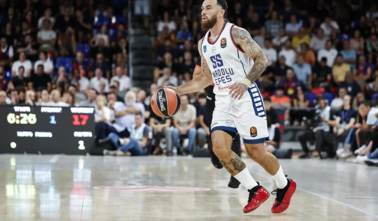 Anadolu Efes’te Mike James aşil tendonu ameliyatı oldu: 7-9 ay sahalardan uzak kalması bekleniyor