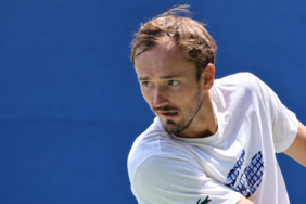 Cin-Acikta-Medvedev-diskalifiye-edildi-Djokovic-finale-cikti-featured