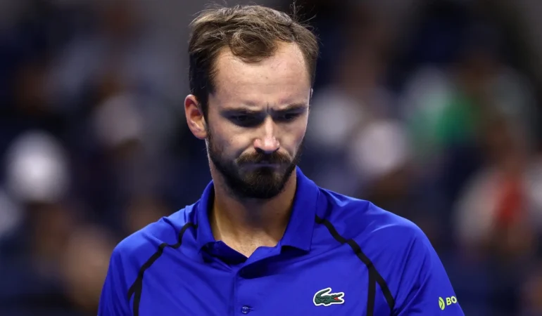 Daniil Medvedev Çin Açık'ta diskalifiye edildi: Öfkeyle tribüne gönderdiği top seyircinin yüzüne çarptı