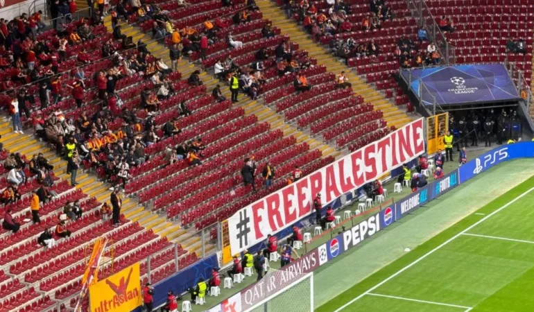 Dev maçta tüm dünyaya tarihi mesaj! Galatasaray taraftarları mazlum Filistin’i unutmadı