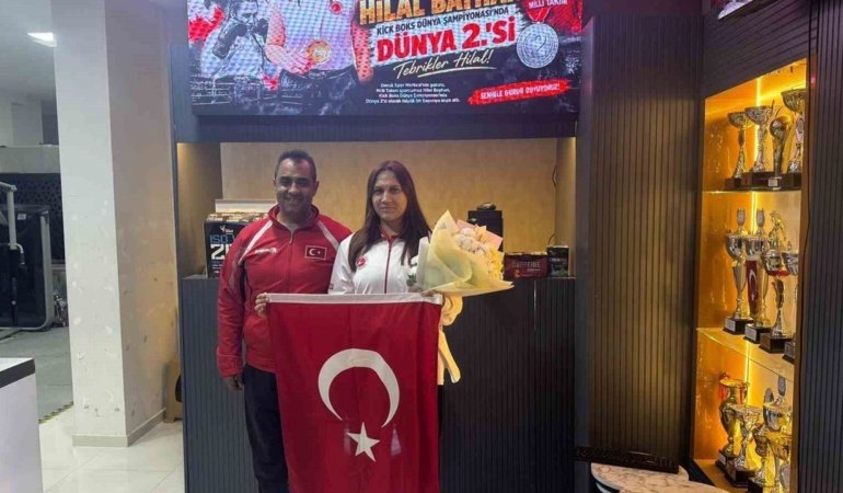 Dünya ikincisi Hilal Bayhan’a coşkulu karşılama