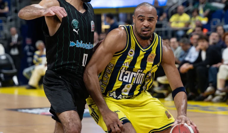 Fenerbahçe Tarfin son saniyelerde nefes aldı! Larkin ilk maçına çıktı