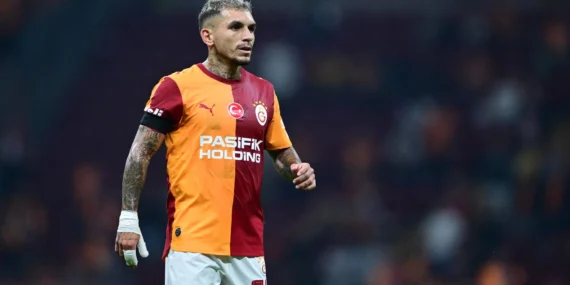Galatasaray039da-Lucas-Torreira-kirmizi-kart-gordu-2-mac-ceza-alirsa-Fenerbahce-derbisinde-oynayamayacak-featured