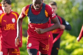 Galatasaray039da-Victor-Osimhen-gelismesi-Kasimpasa-maci-oncesi-antrenmanin-bir-bolumunde-takimla-calisma-featured