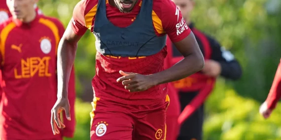 Galatasaray039da-Victor-Osimhen-gelismesi-Kasimpasa-maci-oncesi-antrenmanin-bir-bolumunde-takimla-calisma-featured