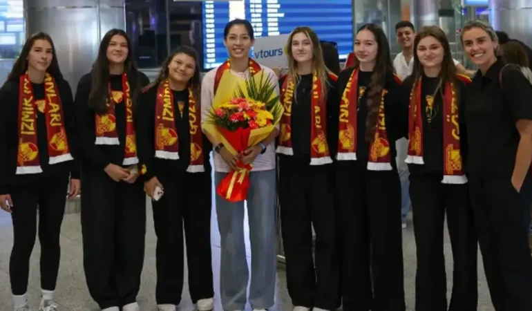 Göztepe yeni transferi Asya Oyunları şampiyonu Zhuang’ı çiçeklerle karşıladı