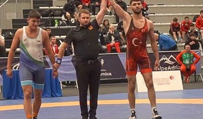 İzmirli güreşçi Balkan ikincisi oldu