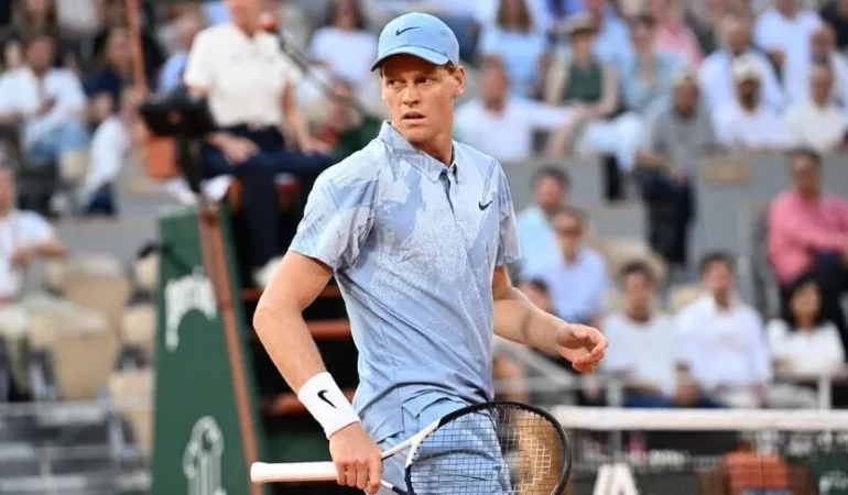 Jannik Sinner diz sakatlığı nedeniyle sezonu kapattı
