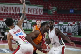 Karsiyaka-Galatasarayi-uzatmada-78-71-yenerek-ilk-galibiyetini-aldi-featured