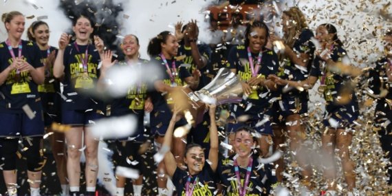Sampiyon-Fenerbahce-Tarfin-kupasini-aldi-featured