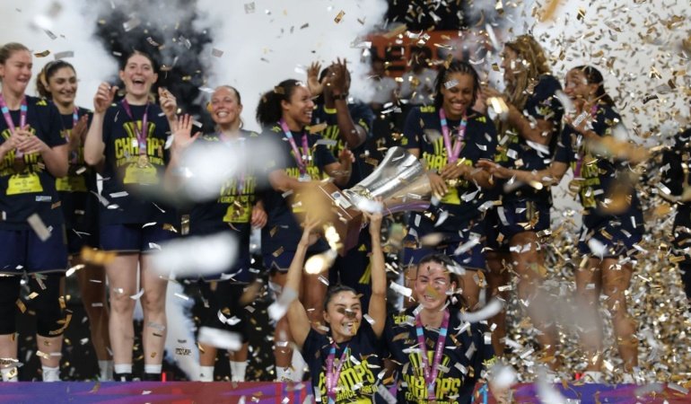 Şampiyon Fenerbahçe Tarfin, kupasını aldı