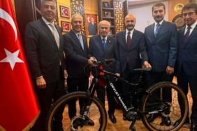 Turkiye-Bisiklet-Federasyonu-heyetinden-Devlet-Bahceliye-ziyaret-featured