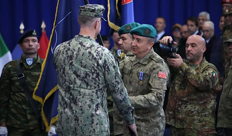 Türkiye NATO'nun Kosova'daki KFOR komutasını İtalya'ya devretti