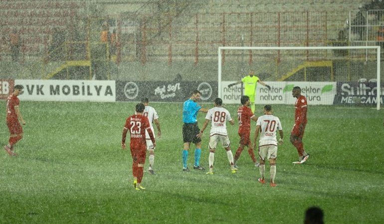 Ümraniyespor – Boluspor maçı yağmur nedeniyle yarıda kaldı